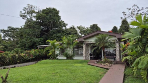 Casa Arboleda-Full House by the River and Forest and Gardens